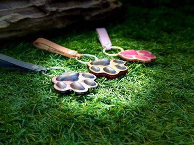 Personalized 3D Paw-Shaped Memorial Leather Keepsake/Keychain