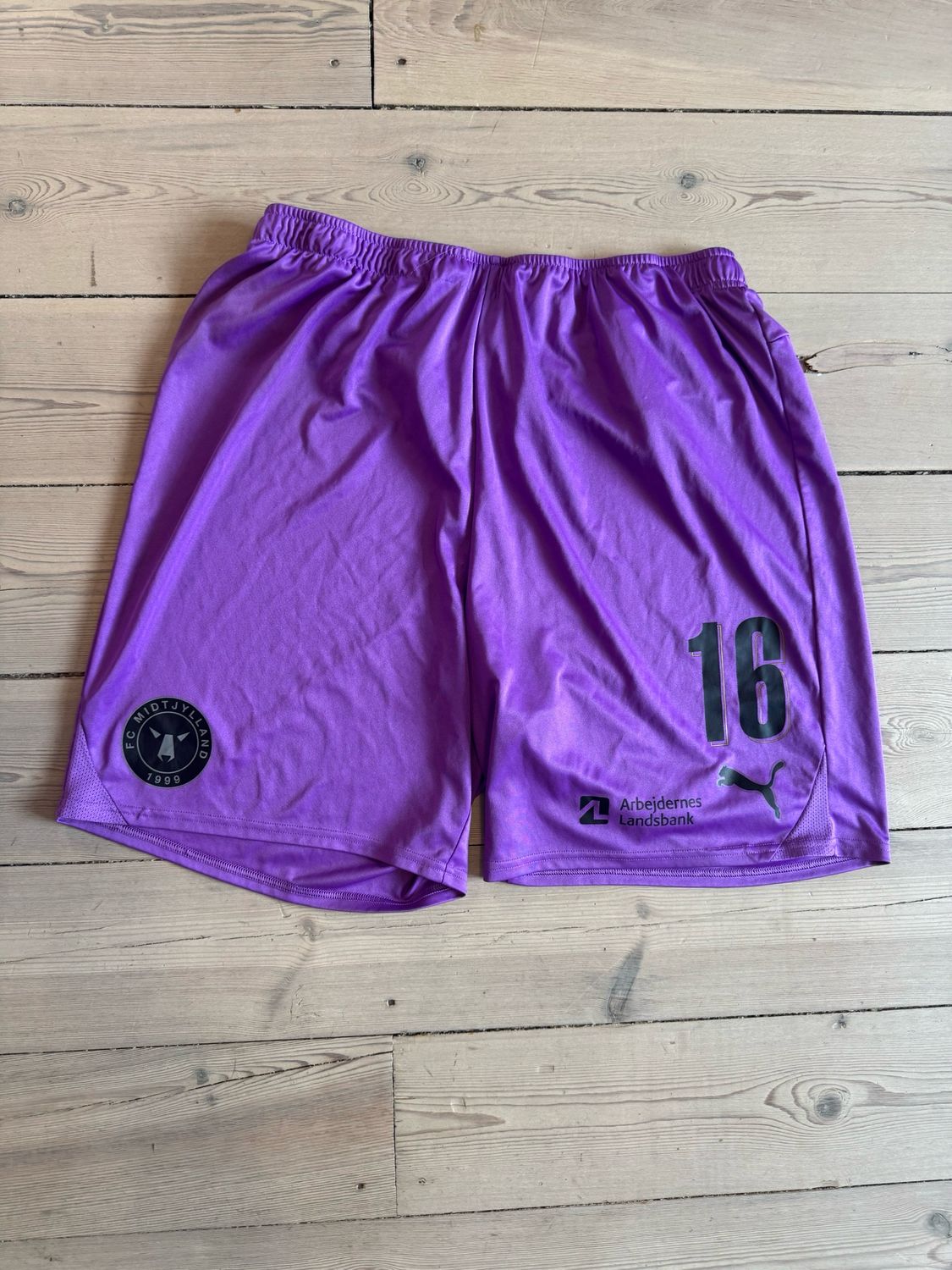 Matchworn Elias Rafn Olafsson shorts XL