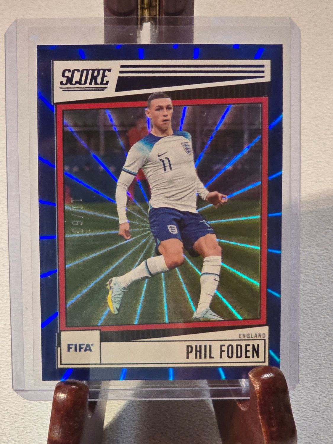 Phil Foden Blue Laser Jersey Number nummeriert 11/60 Panini SCORE Fifa 2022 2023 England