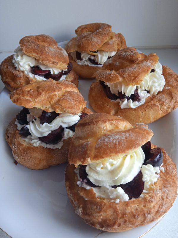 Slagroomsoes met vers fruit