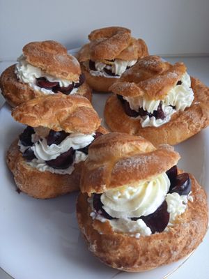 Slagroomsoes met vers fruit