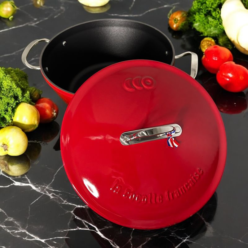 La cocotte française rouge intense , rubis lumineux, sans PFAS