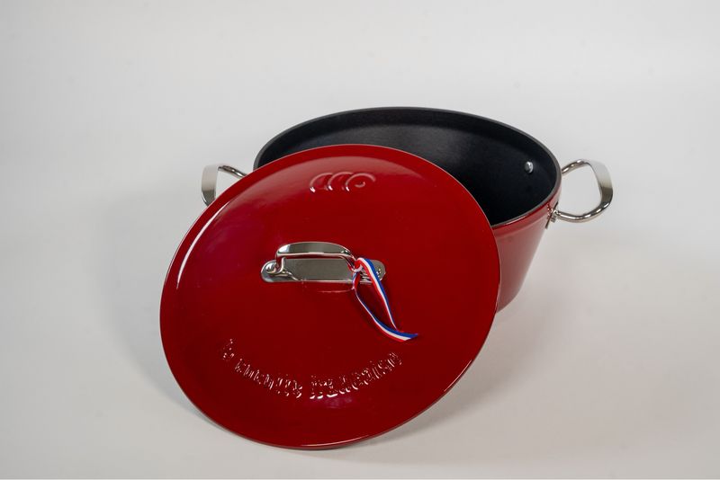 La cocotte française rouge intense , rubis lumineux, sans PFAS