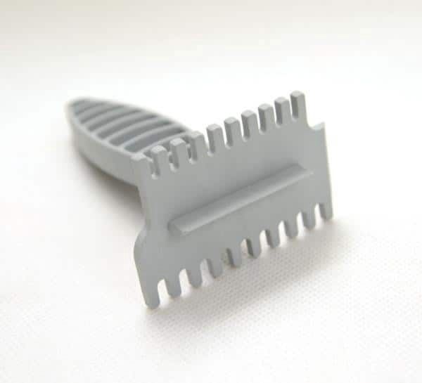 Plastic scraper for excluders, reinforced