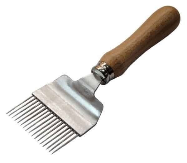 Uncapping fork with wooden handle, straight pins