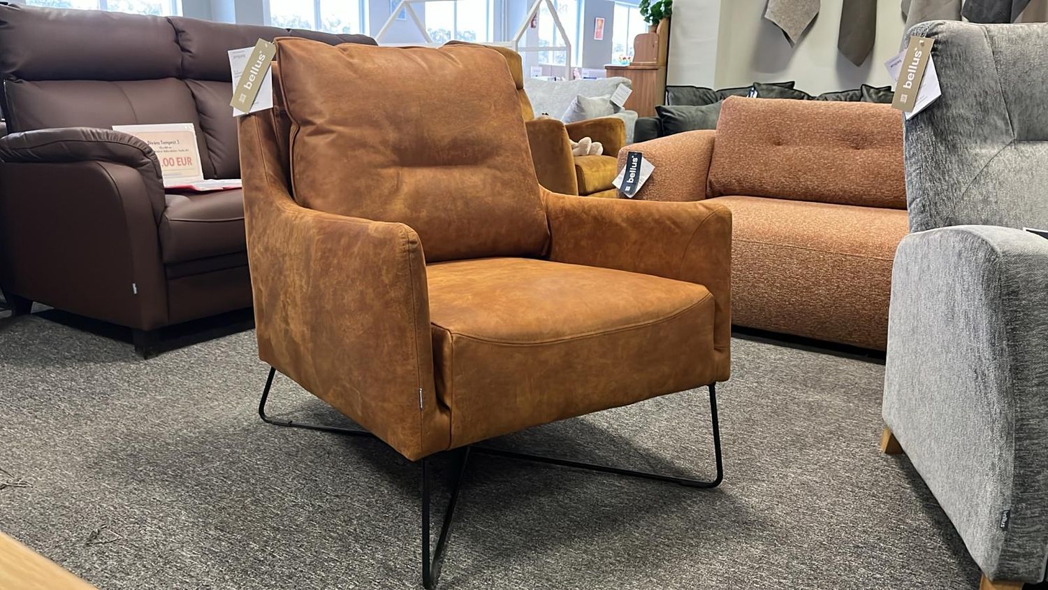 Ekspozīcijas krēsli un taburetes