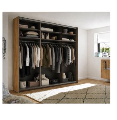 Spacious wardrobe with sliding doors. Height: 226 cm
Depth: 62 cm
Width: 270 cm
Laminate. Made in Germany. Wardrobes, Jelgava