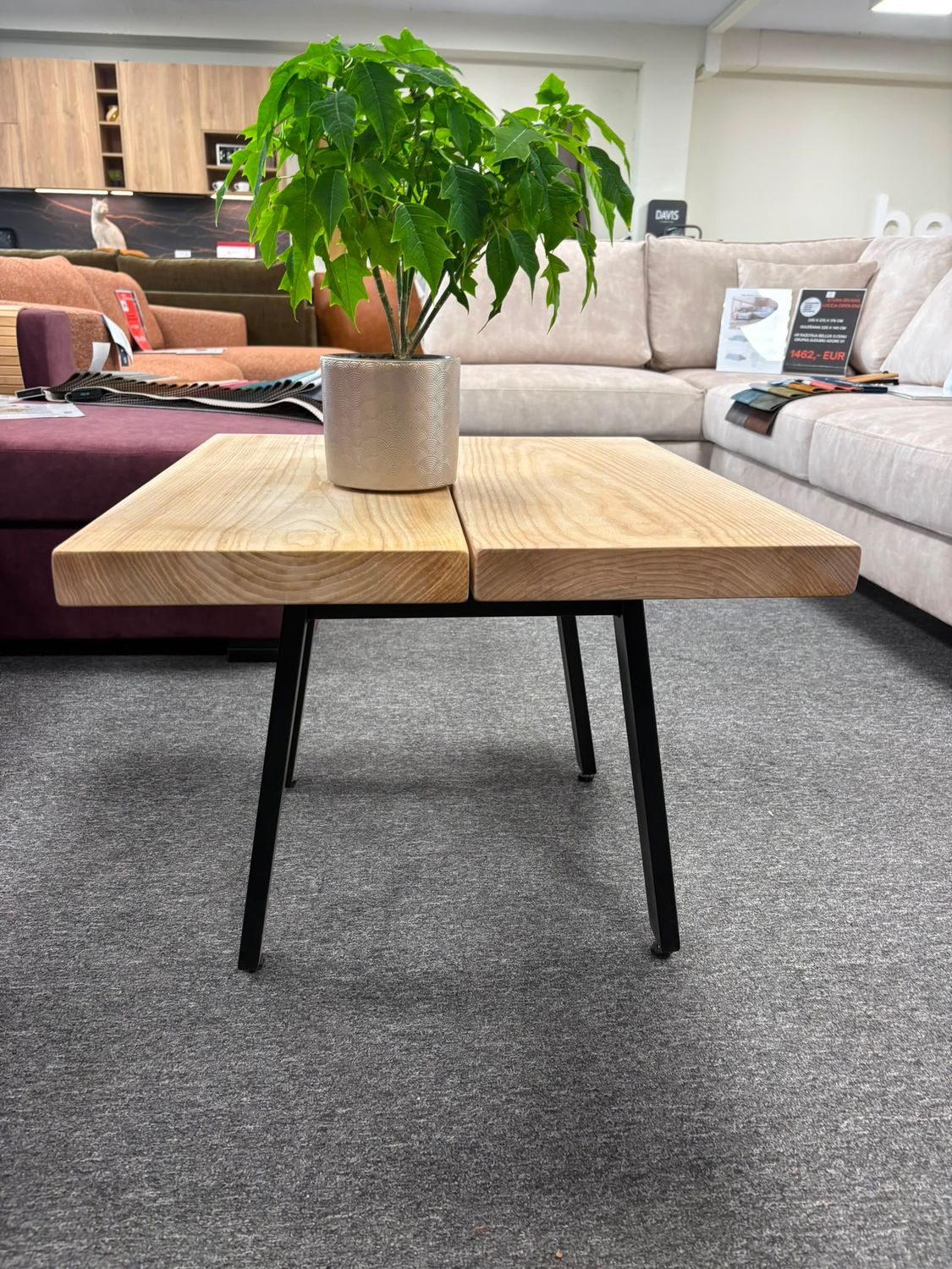 Solid oak coffee table with metal legs, display model, measuring 70 × 60 × 47 cm.