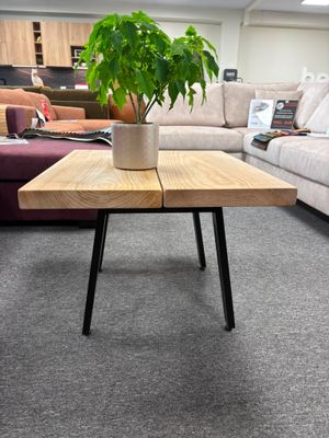Solid oak coffee table with metal legs, display model, measuring 70 × 60 × 47 cm.