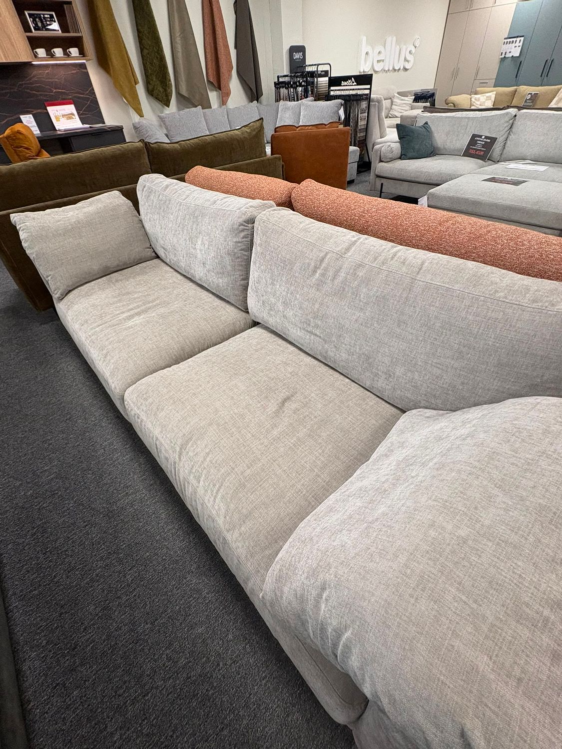 Bellus Discovery high-comfort relaxation sofa with loose cushions and the CloudPlus comfort system.