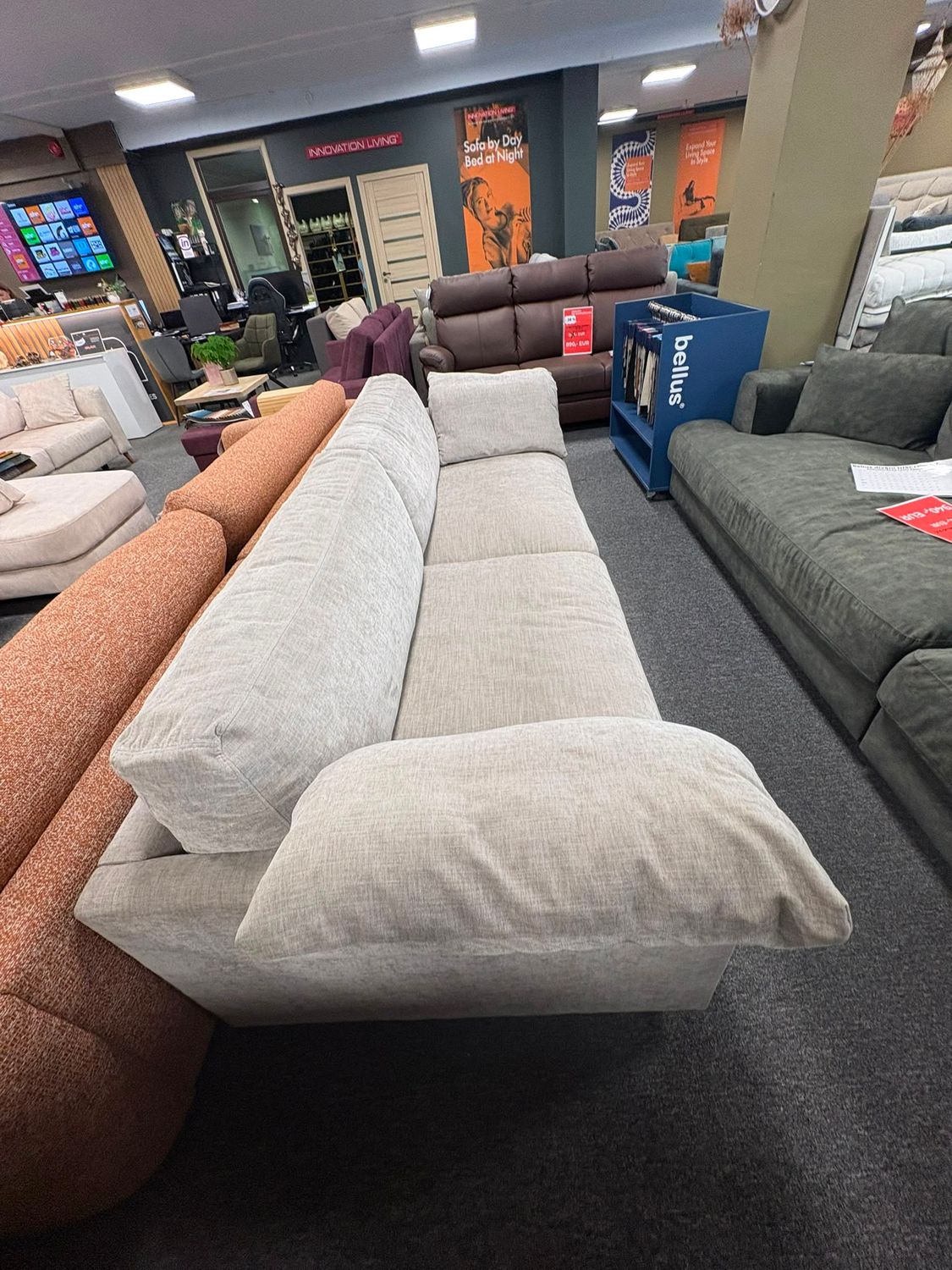 Bellus Discovery high-comfort relaxation sofa with loose cushions and the CloudPlus comfort system.
