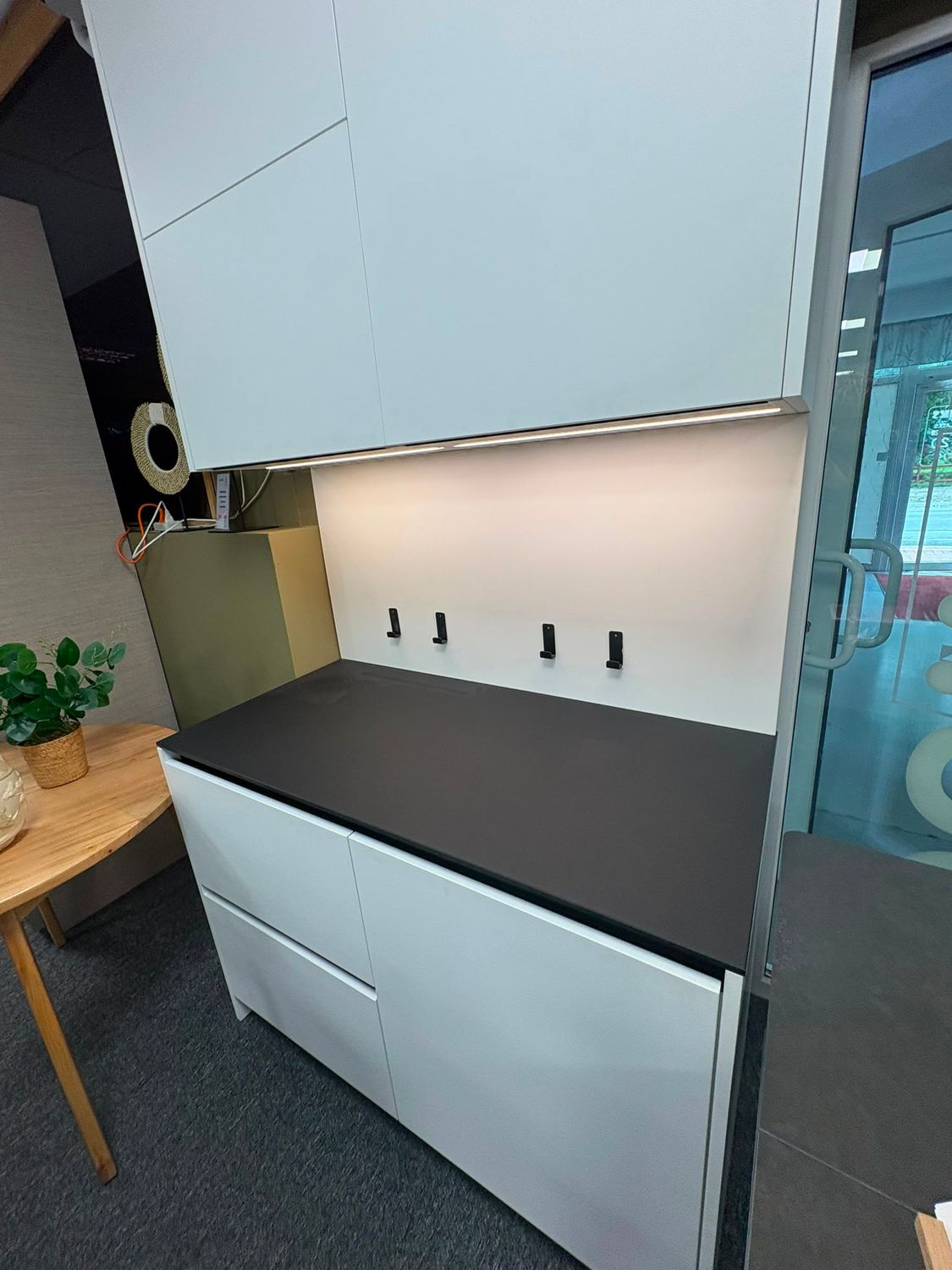 Matte acrylic kitchen set display model with a modern design and a width of 124 cm.