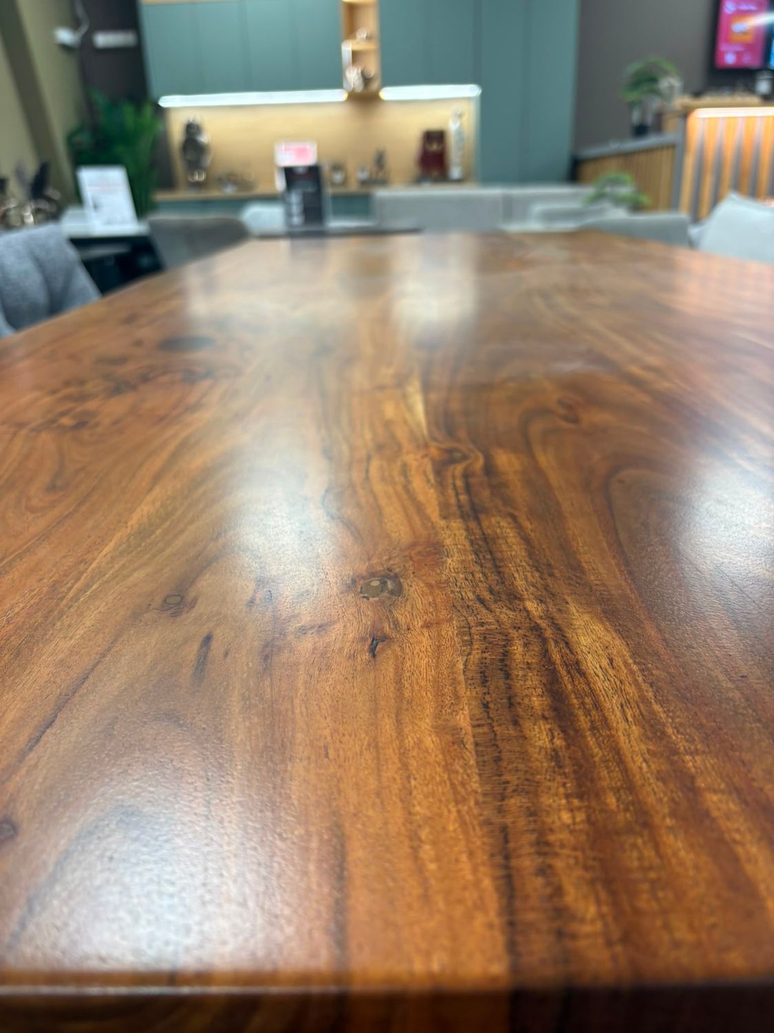 Solid wood table display model measuring 220 × 95–100 cm.