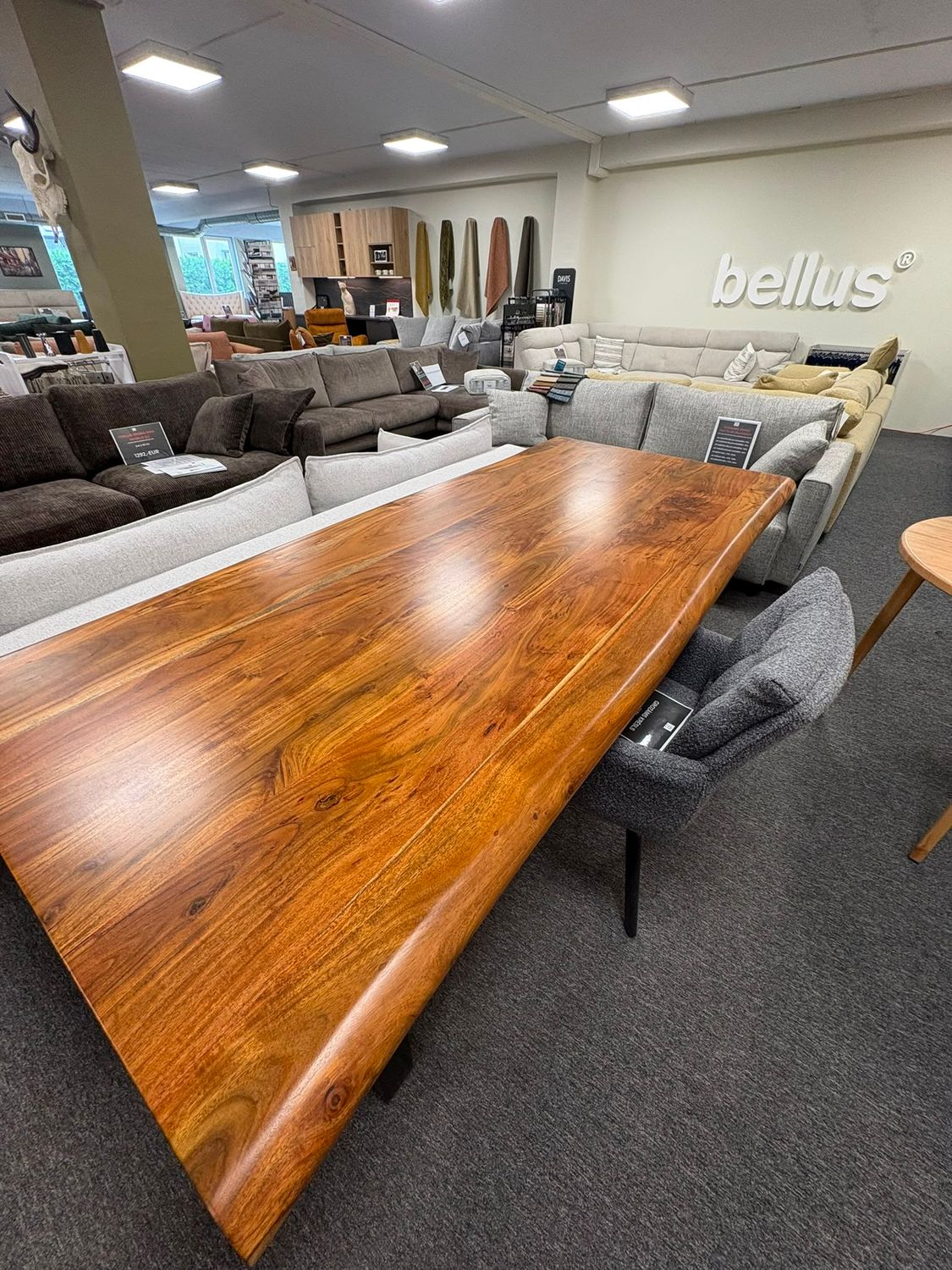 Solid wood table display model measuring 220 × 95–100 cm.