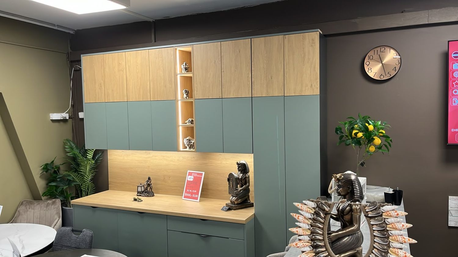 Kitchen from the showroom
Kitchen set with countertop and wall panel
Dimensions: 265 x 255 cm
Manx Mēbeles, Special Offers