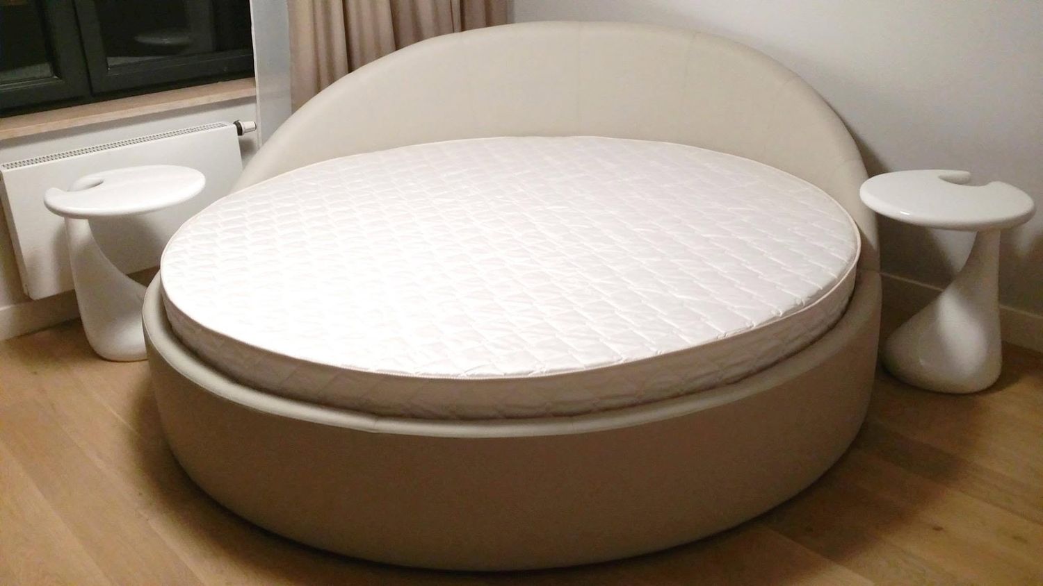 ound bed with a pocket-spring mattress. Custom-made beds with fabric or leather upholstery. Diameter: 120 cm.