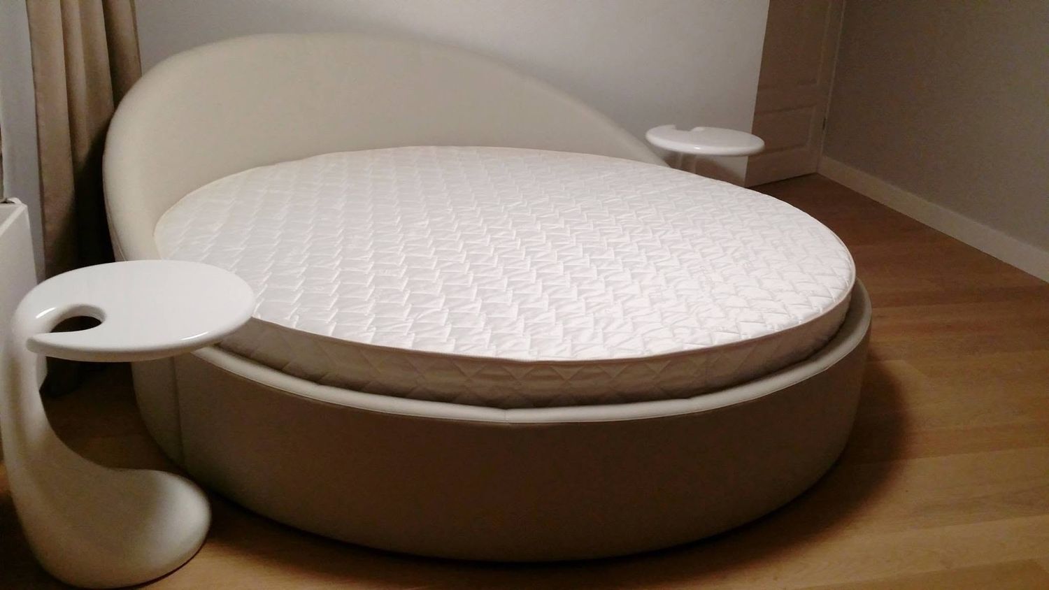 ound bed with a pocket-spring mattress. Custom-made beds with fabric or leather upholstery. Diameter: 120 cm.