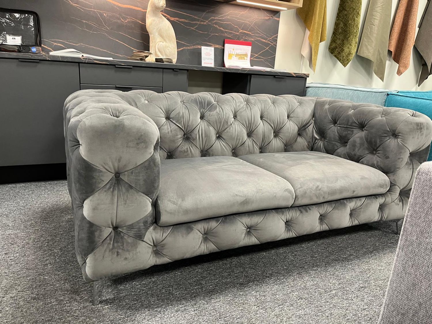 “Lounge” Chesterfield-style sofa with gray fabric and metal legs. Sofa dimensions: 186 x 100 cm Floor sofa  model sale