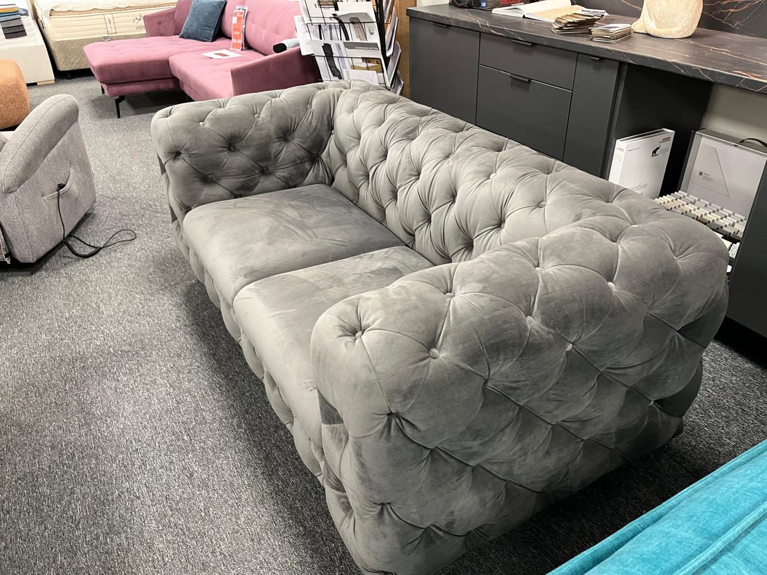 “Lounge” Chesterfield-style sofa with gray fabric and metal legs. Sofa dimensions: 186 x 100 cm Floor sofa  model sale