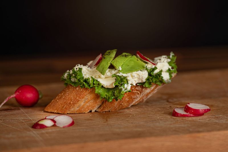 Canapés Frischkäse-Avocado