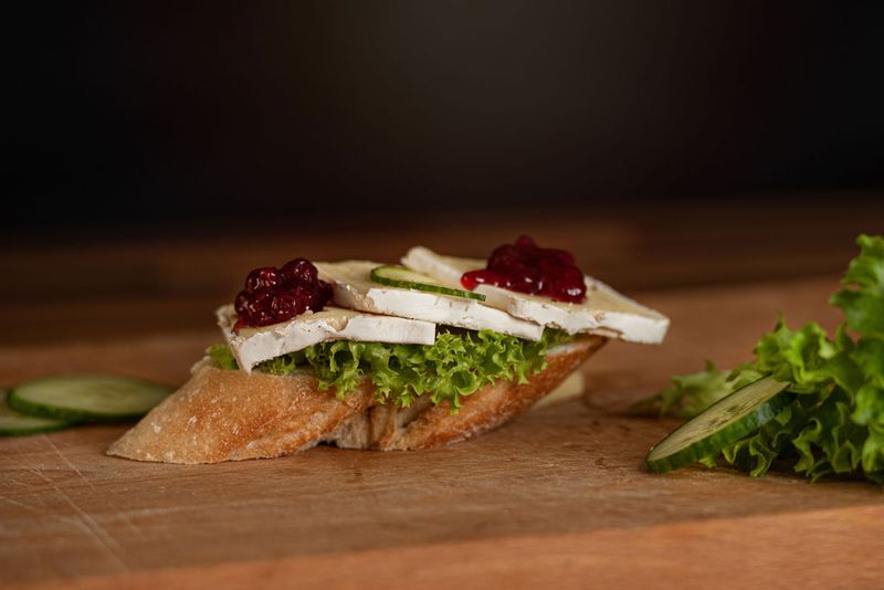 Canapés Camembert mit Preiselbeeren und Gurke