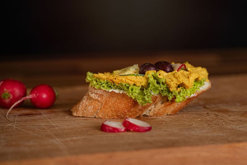 Canapés Veganer Linsen-Curry-Aufstrich