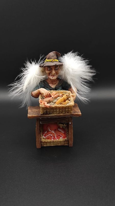 Figura Bruja con Cestas de Marisco