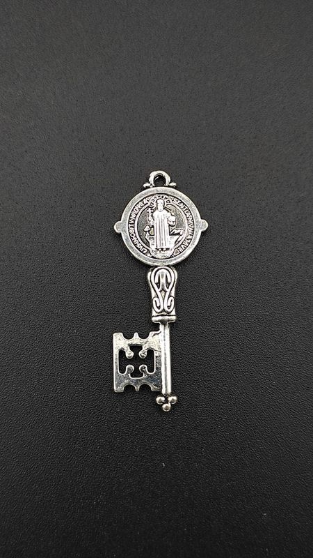 Llave de San Benito Pequeña de Metal