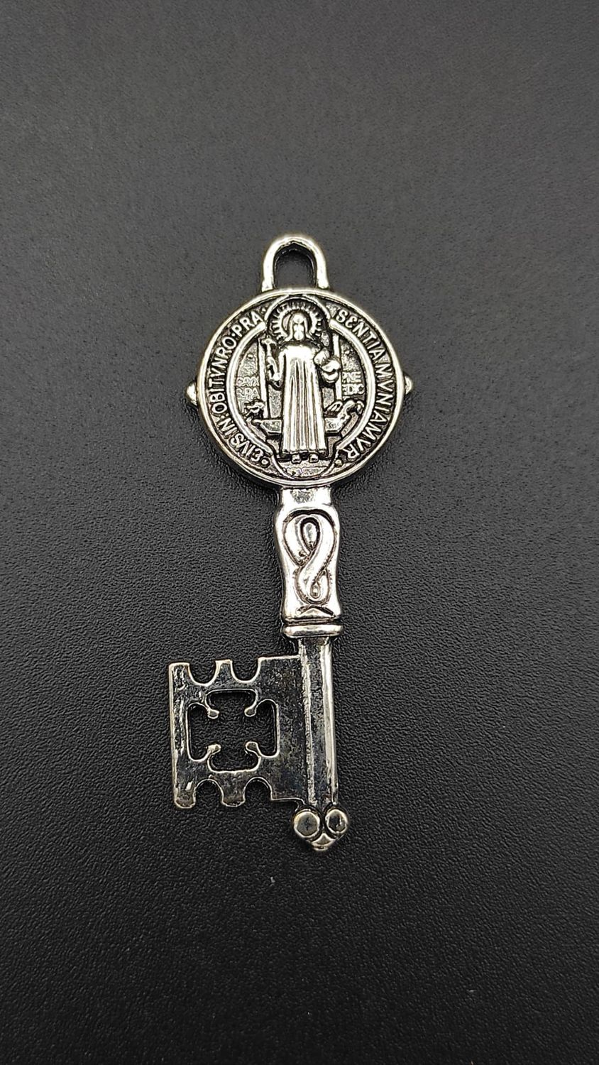 Llave de San Benito Mediana de Metal
