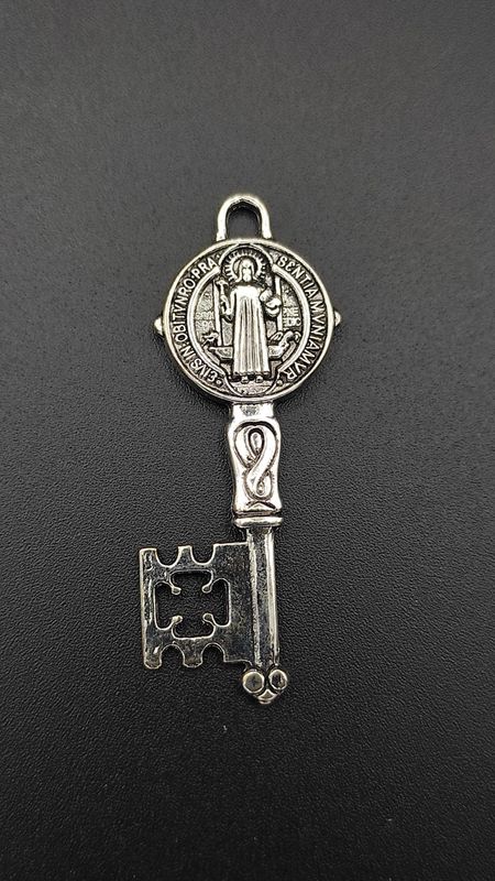 Llave de San Benito Mediana de Metal