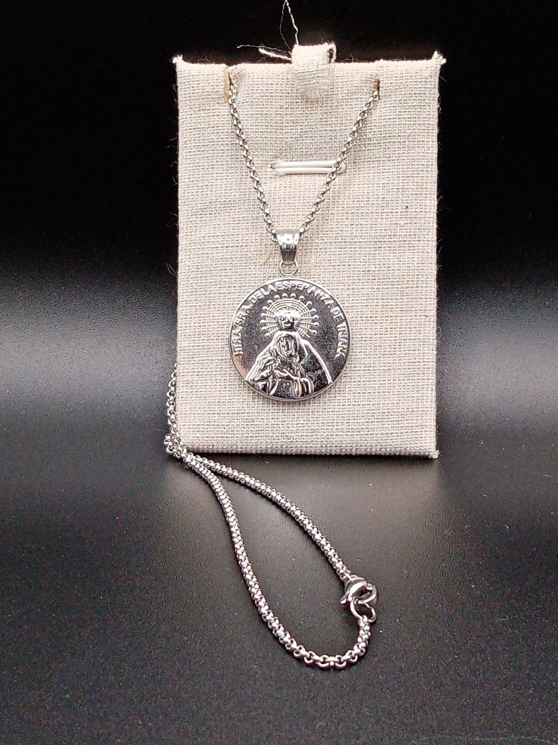 Medalla con cadena Virgen Esperanza de Triana ( acero)