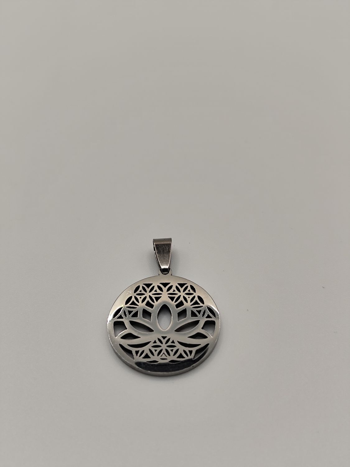 Colgante flor loto en flor de la vida ( acero inoxidable)