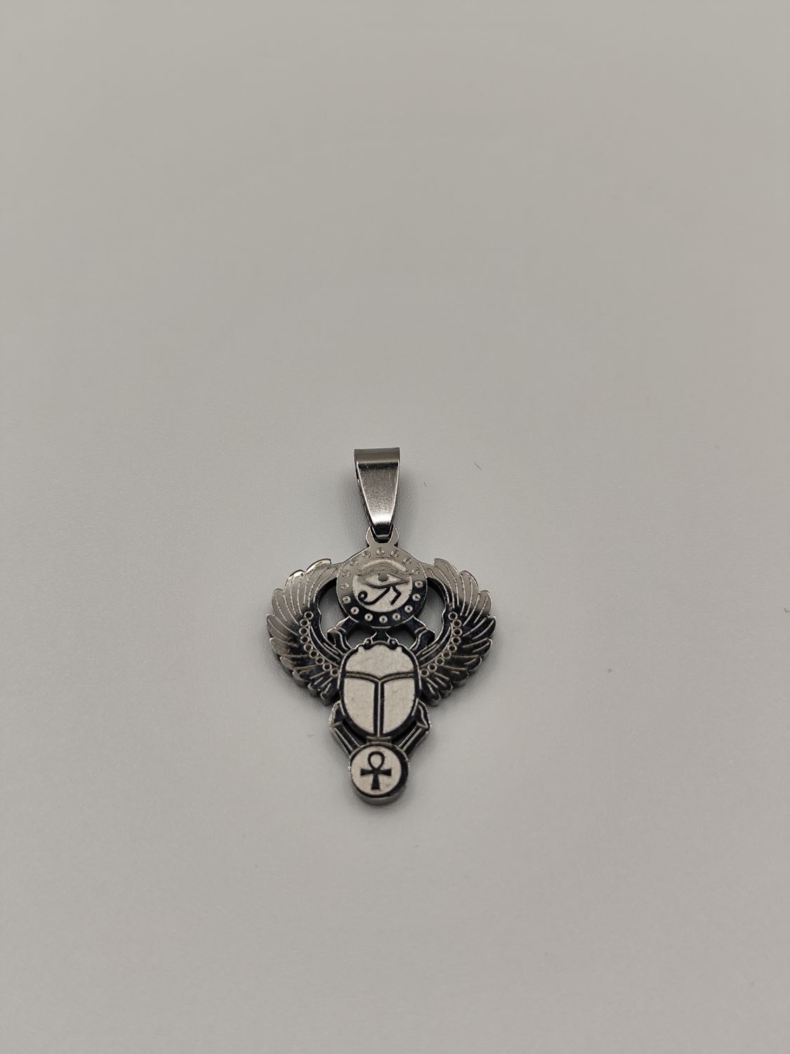 Colgante escarabajo egipcio y ojo Horus  ( acero inoxidable)