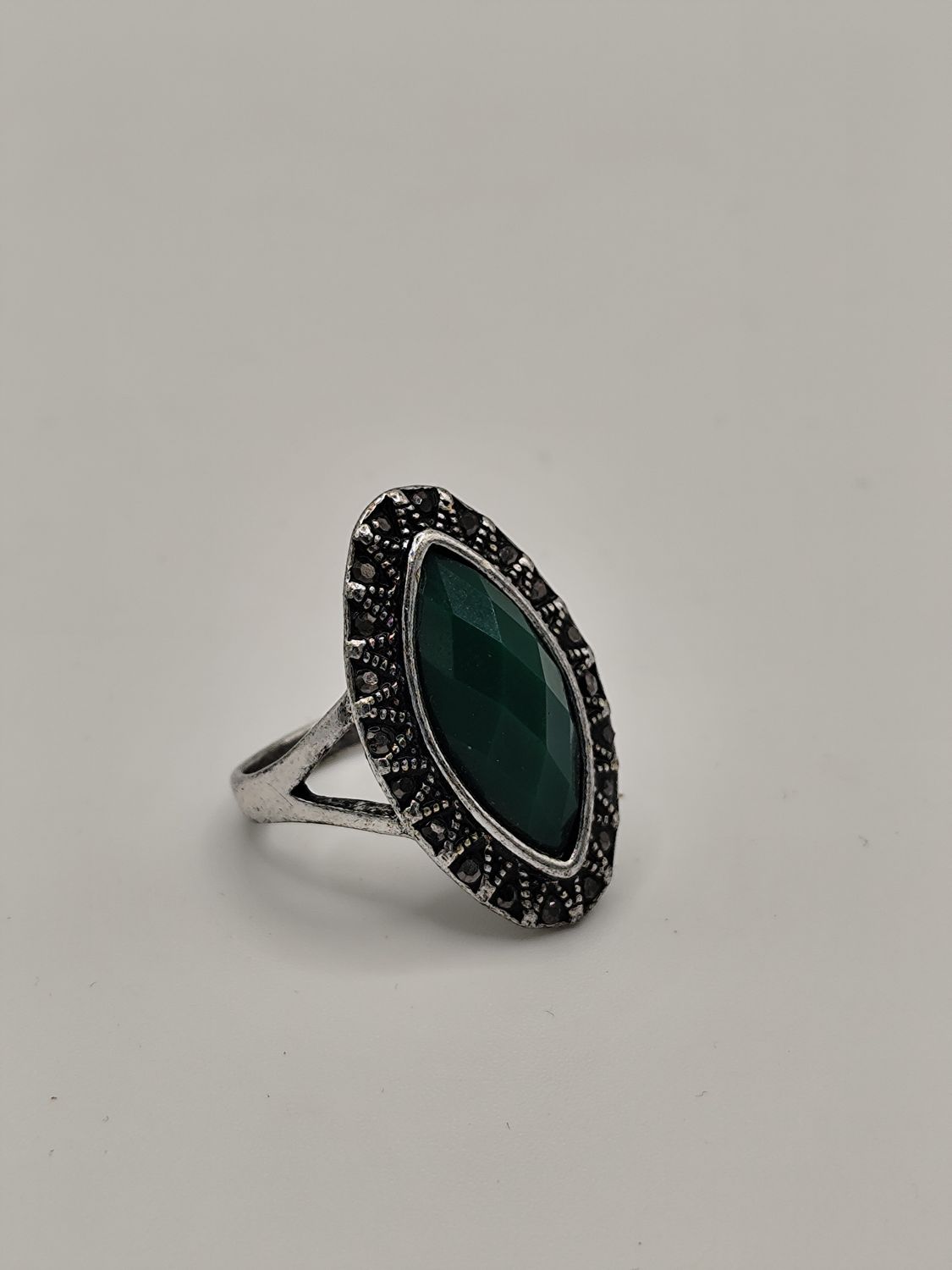 Anillo vintage verde ( talla 19, solo 1 unidad)