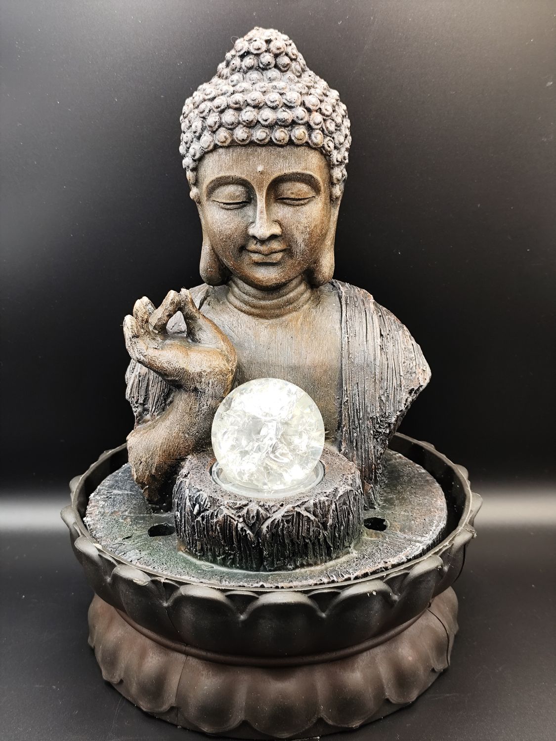 Fuente buda meditando