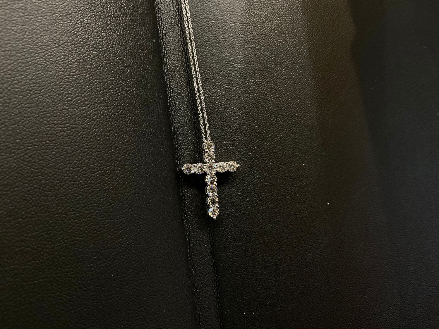 LGP40662-100 10kWG Pendat cross necklace 1.00ct