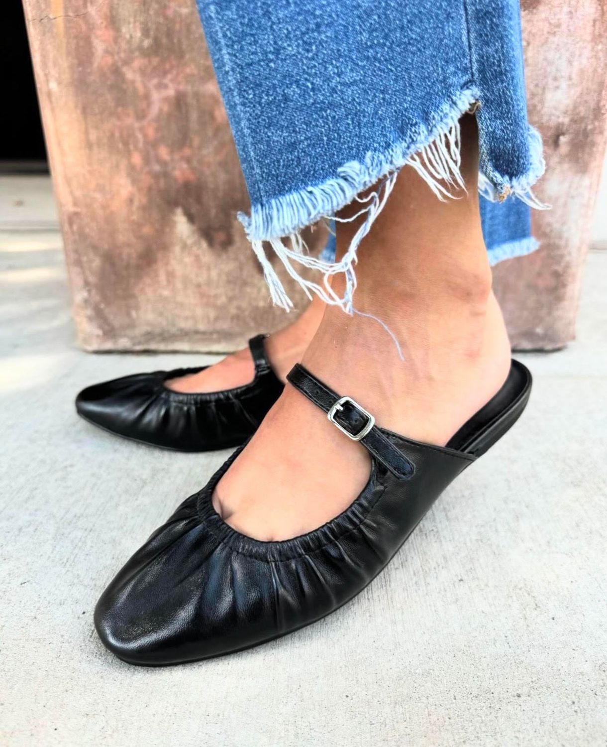 DEMURE BLACK