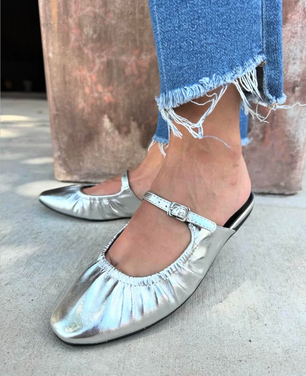 DEMURE SILVER