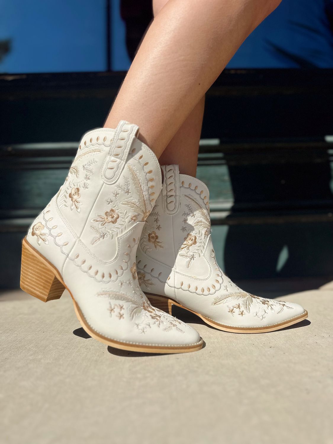 CORRAL WHITE