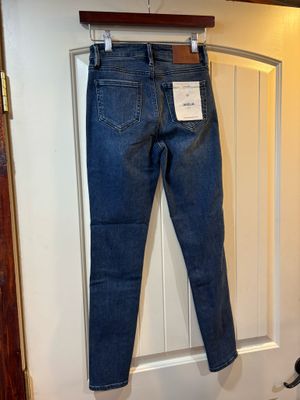 AMELIA SKINNY