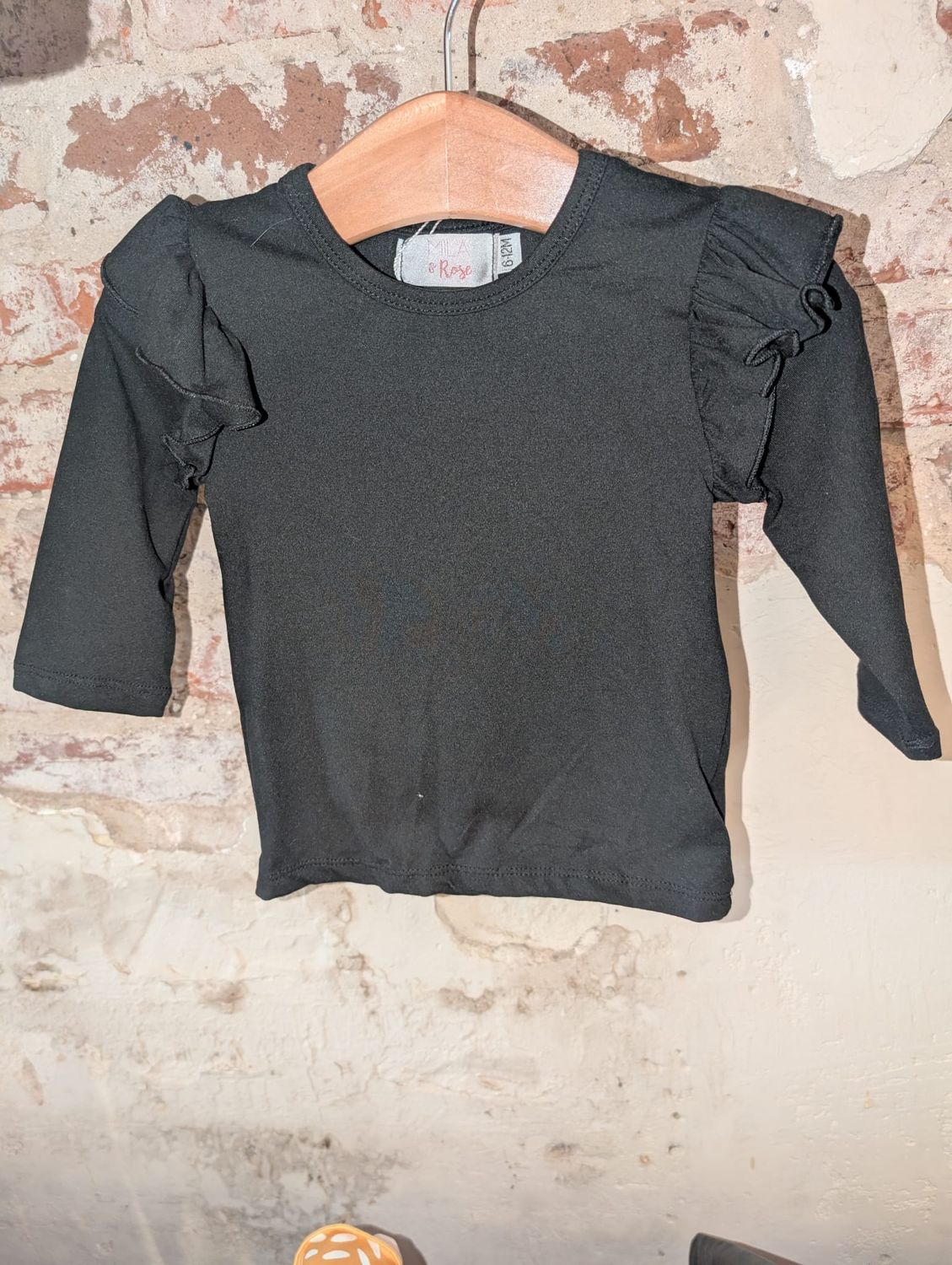 RUFFLE TEE LS BLACK