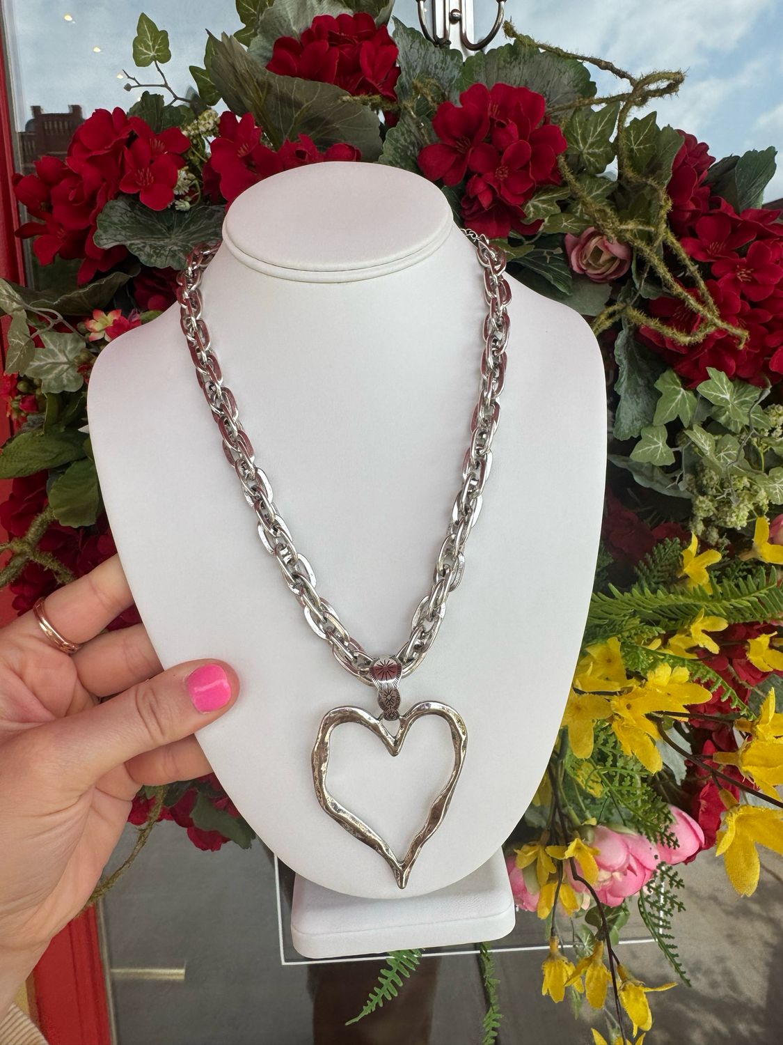 HOLLOW HEART NECKLACE