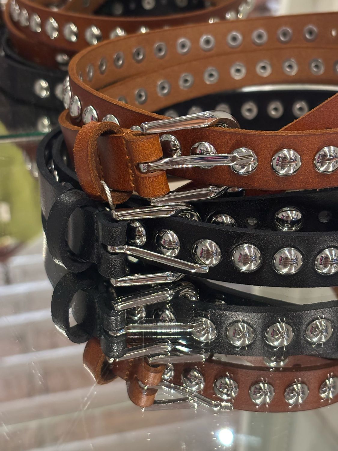 SKINNY ROUND STUDDED LEATHER