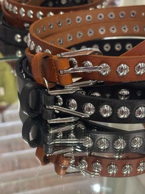 SKINNY ROUND STUDDED LEATHER