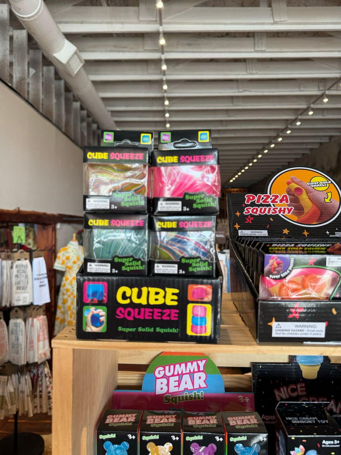 TIE-DYE SQUEEZY CUBE