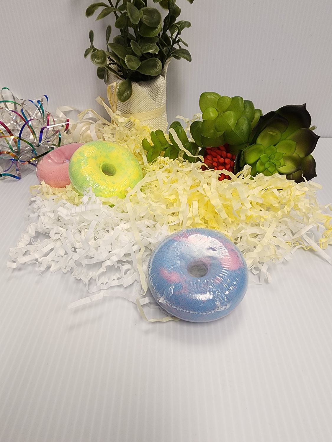 Donut Bath Bomb (1.4oz), Color: Fressia