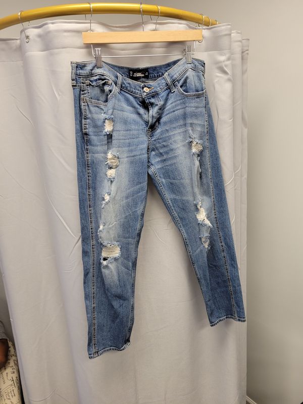 Hollister Vintage Ripped Boyfriend Jeans (w31)
