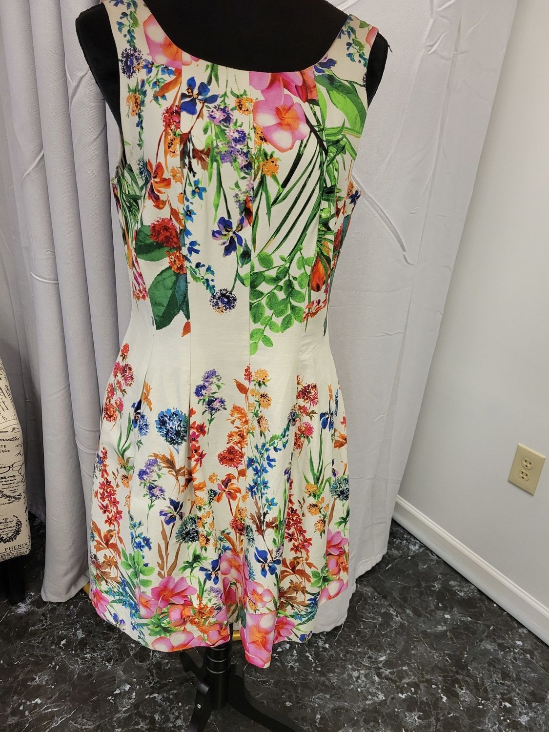 Gabby Skye White Floral Dress (10)pre-owned