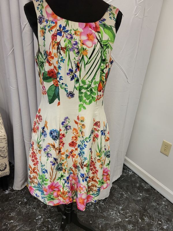Gabby Skye White Floral Dress (10)pre-owned
