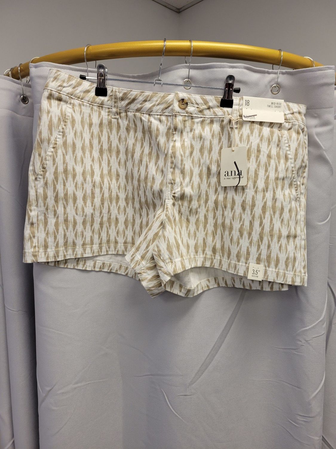 A.N.A Beige/White Shorts NWT(18)